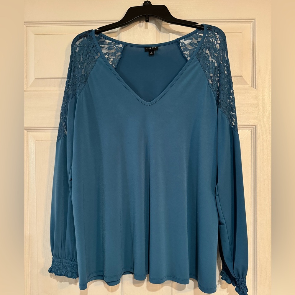 Torrid size 0 deep teal top. Cold shouldered with lace.